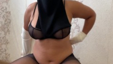 Arab masturbates her pussy to orgasm in pantyhose
