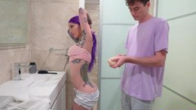 Sex Obsessed Valerica Steele begs Stepbro to pound her pussy until she Squirts - S28:E9