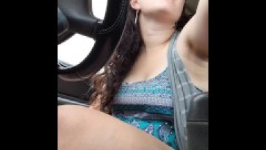 Girl fucks her holes in her car till she squirts