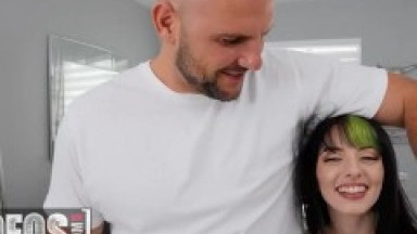 Mofos - Smoking Hot Kitty Cam Lets Herself Into The Experienced Hands Of Tall & Muscular JMac