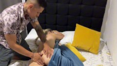 LATIN BLONDE CONVINCES A THIEF WHO ENTERS HER HOUSE TO FUCK HER INSTEAD OF STEALING HER