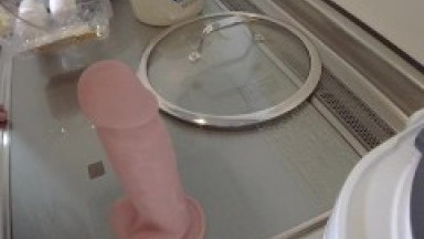 蓋を開けたらドッキリ台所オナニー♡ドS彼氏が極太ディルドをおまんこにねじ込む（日本人素人）