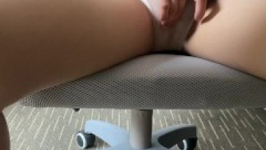 The boss asked me to work overtime, and I secretly reached orgasm in the office