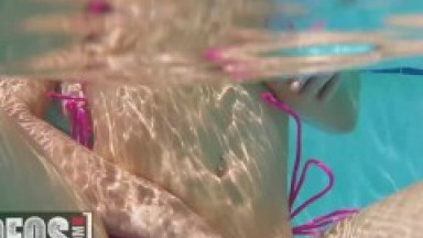 MOFOS - Abella Danger & Payton Preslee Start Tribbing In Their Bikini Before They Jump In The Pool