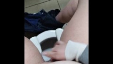 SLUT MASTURBATES IN BATHROOM AT WORK TIL SHE CUMS WHILE ON BREAK, SOMEONE ACTUALLY WALKS IN